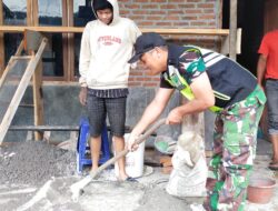 Bantu Aduk Campuran Semen, Babinsa Ringankan Beban Warga Binaan