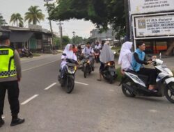 Polsek Syamtalira Bayu Lancarkan Arus Lalu Lintas zona sekolah giat Strong Point Pagi