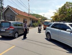 Arus Lalu Lintas di Sepanjang Jalan Padangbai Padat, Personil Polsek Padangbai Himbau Pemakai Jalan Untuk Waspada