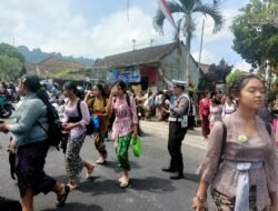 Antisipasi Bubaran Anak Sekolah, Unit Lantas Polsek Bangli Laksanakan Pengaturan di Depan SPMN 1 Bangli