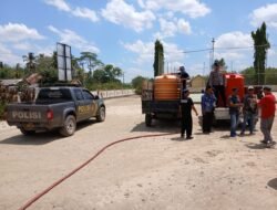 Jajaran Polsek Tanjung Raya Bersama Dinas Pemadam Kebakaran Kabupaten Mesuji Berikan Bantuan Air Bersih Kepada Warga