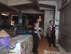 Antisipasi Gangguan Kamtibmas Pada Malam Hari, Personil Samapta Polres Bangli Lakukan Patroli Malam di Areal Pertokoan Pasar Kidul Bangli