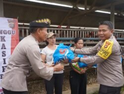 Kapolres Bangli Melaksanakan Minggu Kasih, Salurkan Sembako Kepada Pekerja Kakan Ayam Petelur