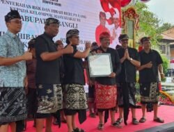 Kapolsek Pimpin Pengamanan Kegiatan Penyerahan secara Simbolis, Bantuan Dana Hibah Oleh Bupati Badung