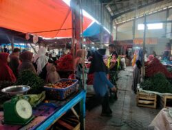 Pantau Situasi Pasar Tradisional, Babinsa Komsos Dengan Pembeli Dan Pedagang