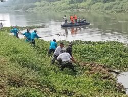 Peringati HUT TNI Ke-79, Kodim 0831/Surabaya Timur Gelar Karya Bakti Bersih-bersih Sungai Wonokromo