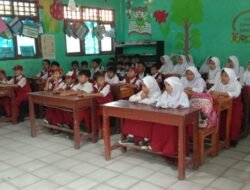 Untuk Menambah dan Menjaga Kesehatan Tubuh Anak Usia Dini, Siswa dan Siswi SDN Gaga 1 Biasakan Minum Air Putih
