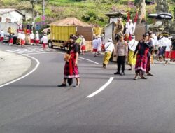 Kapolsek Kintamani Pimpin, Pengamanan Kegiatan Tahunan Warga Masyarakat Sulahan Melaksanakan Persembahyangan di pura Pucak penulisan