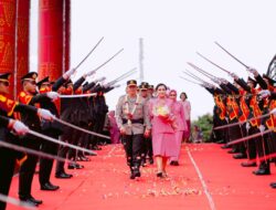 Dilepas Dengan Tradisi Pedang Pora, Komjen A Rachmad Wibowo dan Istri Tak Kuasa Meneteskan Air Mata.