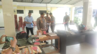 Terkait Kasus Peleburan Timah Ilegal Dan Bobol Mini Market Kapolres Belitung Timur AKBP Indra Feri Dali Munte SH., S.,I.,K., MH, Adakan Komferensi Pers 