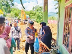 Tinjau Lokasi Bencana Longsor Dan Banjir Bandang, Kapolres Salurkan Bantuan Kemanusiaan