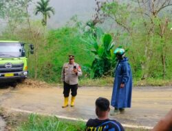 Tanggap Bencana Alam, Polisi Gerak Cepat Ke Lokasi Tanah Longsor Di Jalan Uning – Pamar