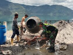 Tumbuhkan Rasa Kebersamaan, Babinsa Cor Halaman Rumah Warga