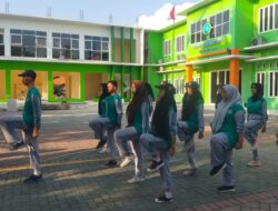 Tanamkan Disiplin Babinsa Latih PBB Siswa-Siswi SMK Bahrul Ulum Gresik