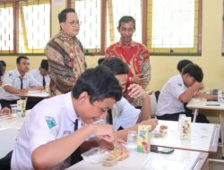 Pj Gubernur Jatim Tinjau Simulasi Makan Bergizi Gratis Tingkat SMA