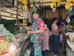 Babinsa Simpang Keramat Pastikan Stabilitas Harga Sembako Di Pasar.