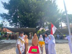 Serah terima  Ketua OSIS  lama kepada ketua OSIS Baru dan anggota osis di lapangan SMA Negeri 1 Timang Gajah