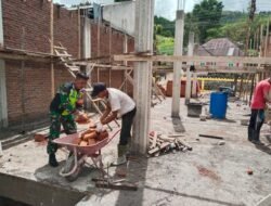 Wujudkan Sinergitas TNI Bersama Rakyat, Laksanakan Karya Bakti Membantu Bangun Rumah Warga