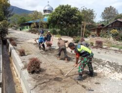 Babinsa dan Masyarakat Bergotong Royong Menimbun Badan Jalan yang Berlubang