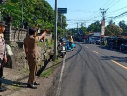 Bhabinkamtibmas Desa Abang Aiptu I Putu Mahardika Melaksanakan Pengamanan Giat Bimbingan Teknis Pengawas Tempat Pemungutan Suara Sekecamatan Abang