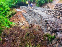 Pengerjaan Proyek Bronjong Jalan Provinsi Di Desa Sekancing Terkesan Asal Jadi Tak Di Lengkapi Papan Informasi.