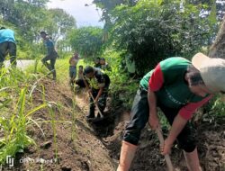 Peduli Lingkungan, Babinsa Melaksanakan Kerja Bakti Bersihkan Kanan Kiri Jalan