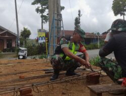 Ringankan Beban, Babinsa Bantu Warga Bangun Rumah di Desa Binaan