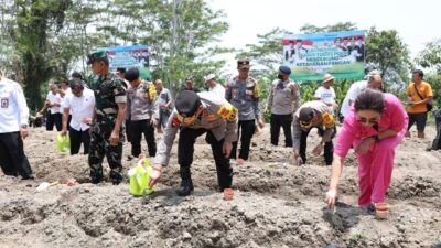 Menindak Lanjuti Program Presiden, Kapolda Bali Menanam Bibit Jagung