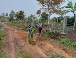 Babinsa Bersama Warga Paya Dedep, Kerja Karya Bakti Perbaikan Jalan Desa