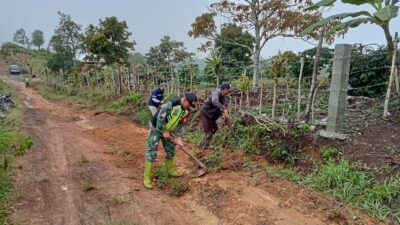 Babinsa Bersama Warga Paya Dedep, Kerja Karya Bakti Perbaikan Jalan Desa