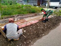 Babinsa Koramil 06/Jagong Bantu Warga Bangun Jembatan