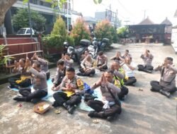 Anggota Polsek Sidemen, Melaksanakan Persembahyangan Bersama dalam Rangka Mensukseskan Pilkada Serentak Tahun 2024