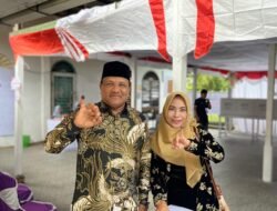 Pasangan Calon H.MukhlIs ST dan Isteri H.Razuardi dan Isteri Memilih di Pulo Ara Geudong Teungoh Kecamatan Kota Juang Kabupaten Bireuen