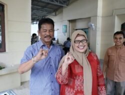 HMR & Marlin Kompak Nyoblos Berdua, di TPS 017 Rosedale, Dekat Kediamannya