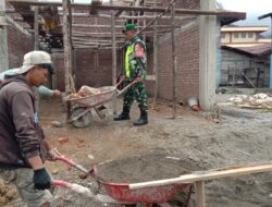 Babinsa Bantu Bangun Rumah Warga Bukit Kemuning