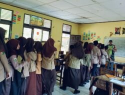 Wujud Kepedulian Babinsa Koramil 05/linge Beri Pendidikan Anak Anak SMPN 8 Takengon.
