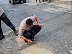 TNI-Polri di Aceh Tengah Gotong Royong Tambal Jalan Berlubang Dan Pembersihan Drainase