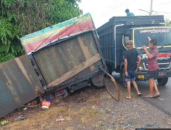 Mobil Angkutan Minyak Ilegal Driling Terprosok, Ceceran Minyak Membuat Masyarakat Cemas