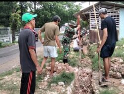 Gotong Royong Bersama Warga, Babinsa Labang Perbaiki Saluan Air