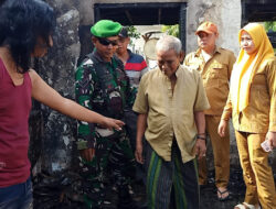 Babinsa Benjeng Bantu Penanganan Kebakaran Rumah Warga Binaan