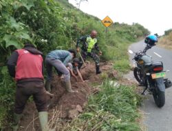 Babinsa Bersama Warga Laksanakan Karya Bakti Penggalian Lobang Untuk Pemasangan Pipa Air Bersih di Kampung Tapak Moge.