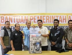Pj Wali Kota Lhokseumawe Salurkan Bantuan Pemulihan Ekonomi Pasca Bencana kepada Korban Kebakaran