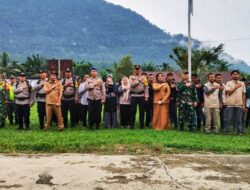 Dari Mengarungi Sungai Hingga Berjalan Kaki, Polri Bersama TNI Kawal Logistik Pilkada di Aceh Timur