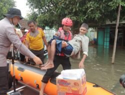 Demi Keselamatan Masyarakat, Polres Mojokerto Terjang Banjir Salurkan Bantuan dan Evakuasi Warga