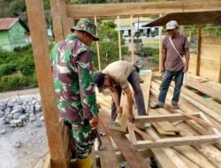 Wujudkan Manunggal Tni-rakyat, Babinsa Koramil 02/Bebesen Bantu Warga Bangun Rumah