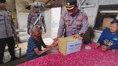 Kepedulian Terhadap Lansia yang Stroke, Kapolsek Gilimanuk Serahkan Bantuan Tali Kasih di Lingkungan Arum Timur