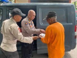 Sihumas Polres Nganjuk Berbagi Nasi Bungkus Untuk Warga di Terminal dan Stasiun