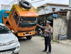 Kanit Lantas Polsek Neglasari Dengan sigap Gatur arus Lalu Lintas Akibat Mobil truk Mogok di Jalan Iskandar muda Neglasari