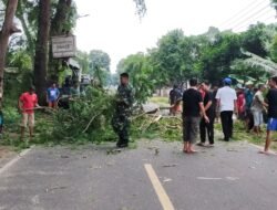Babinsa Socah Ajak Warga Pangkas Pohon di Jalanan Keleyan