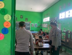 Polres Nganjuk Bagikan Makan Siang Bergizi Gratis di SDN 1 Wilangan 